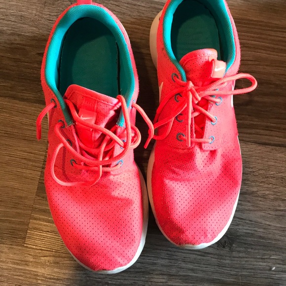 Nike Roshe Pink Women’s - Picture 3 of 5